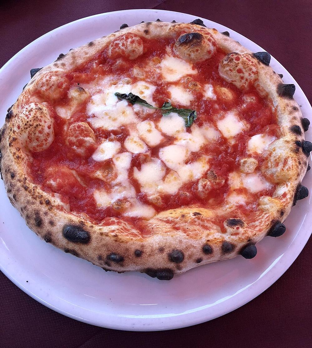 Pizza margherita napoletana con il cornicione alto